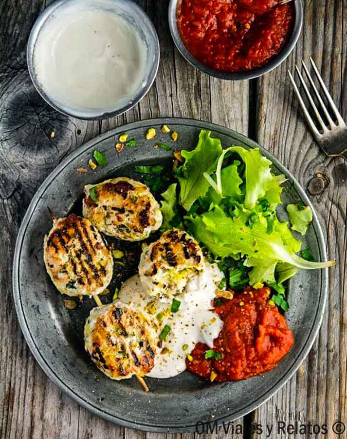 Plato de köfte turco con salsas y ensalada, una propuesta gastronómica para incluir en que ver en Estambul en 3 dias.