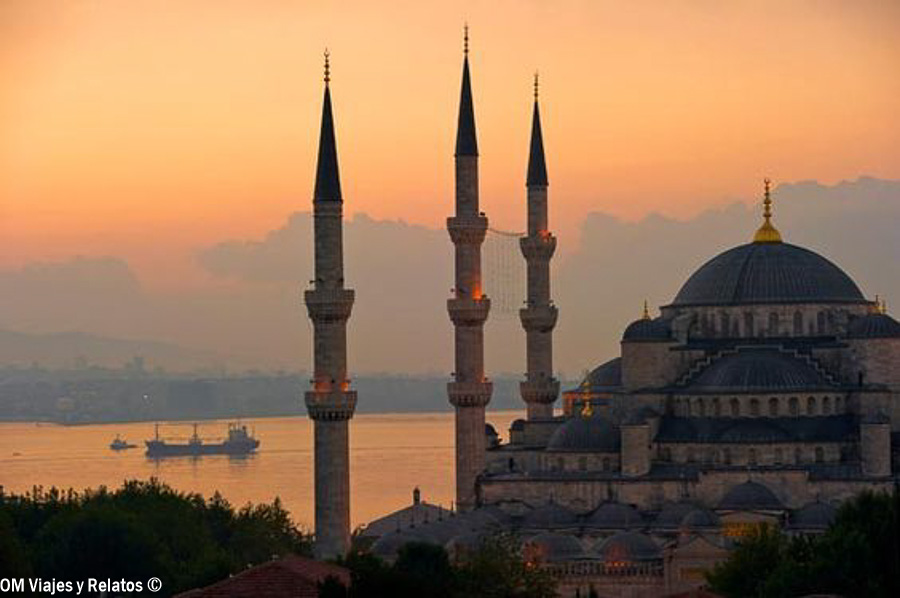 Mezquita de Estambul al atardecer junto al Bósforo, una imagen inspiradora para planificar que ver en Estambul en 3 días.