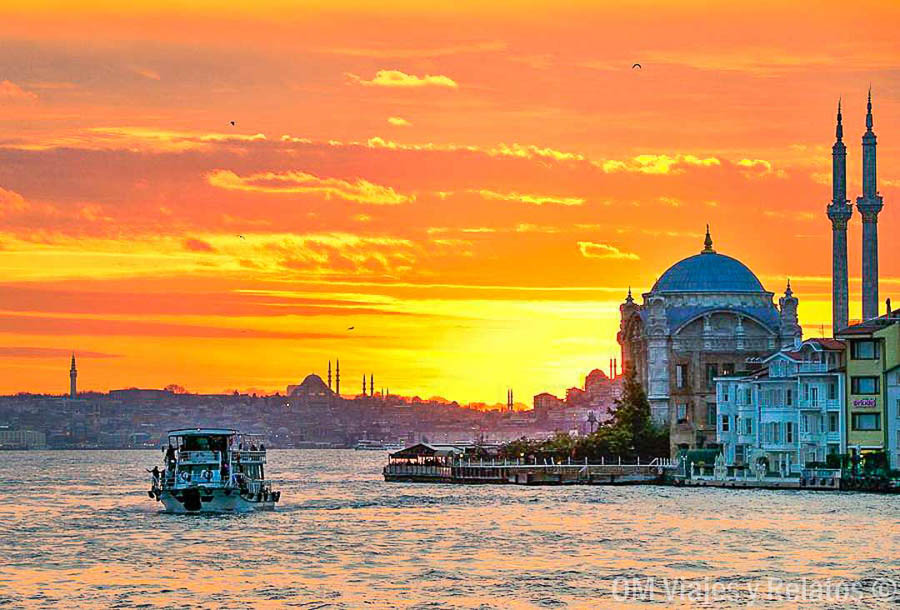 Mezquita de Ortaköy al atardecer junto al Bósforo, una imagen espectacular para incluir en que ver en Estambul en 3 días.