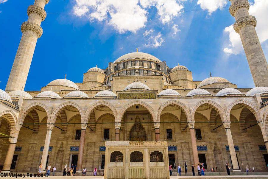 Patio de la Mezquita de Solimán con arcos, cúpulas y minaretes, una visita monumental para incluir en que ver en Estambul en 3 días.