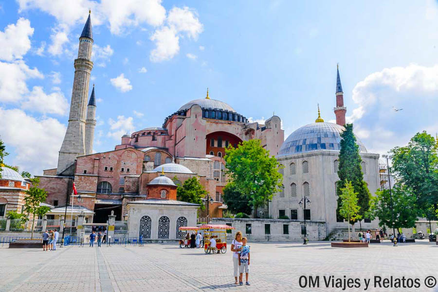 Foto mía y de mi hijo frente a Santa Sofía en Estambul, una visita imprescindible para organizar que ver en Estambul en 3 dias.