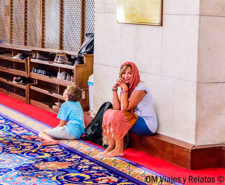 Foto mía y de mi hijo descansando en el interior de la Mezquita de Fatih, una visita tranquila para incluir en que ver en Estambul en 3 días.