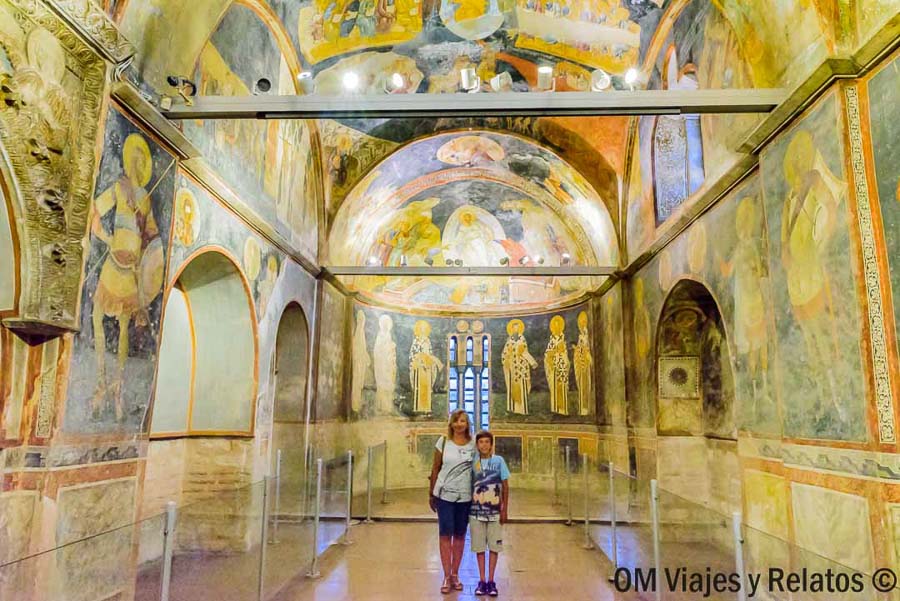 Foto mía y de mi hijo en el interior de San Salvador de Chora, rodeados de frescos y mosaicos bizantinos, una visita especial para incluir en que ver en Estambul en 3 días.