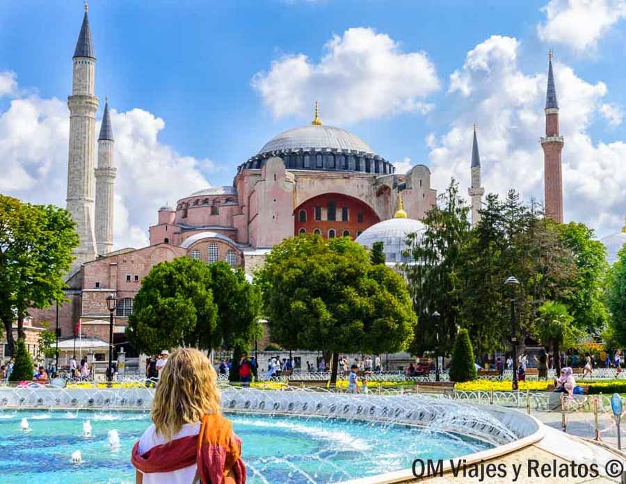 Foto mía frente a Santa Sofía y la fuente de Estambul, una imagen perfecta para organizar que ver en Estambul en 3 días.
