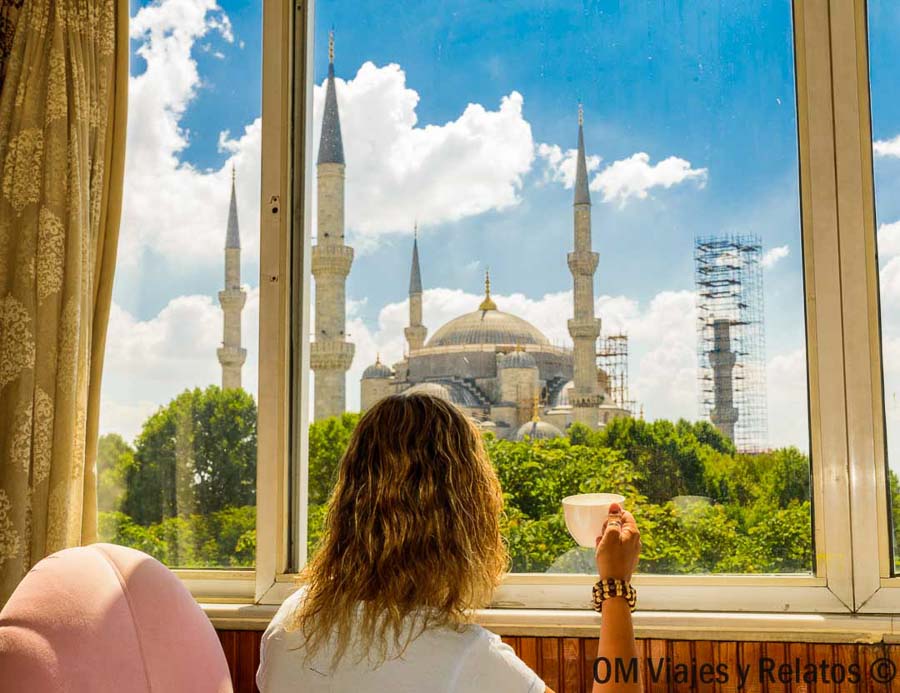 Foto mía tomando café en el Optimist Hotel con vistas a la Mezquita Azul, una experiencia especial para incluir en que ver en Estambul en 3 días.