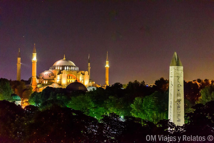 Santa Sofía iluminada de noche junto al obelisco de Estambul, una imagen imprescindible para planificar que ver en Estambul en 3 dias.