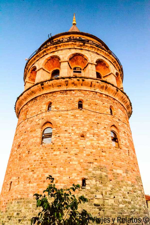 Torre de Gálata iluminada por la luz dorada del atardecer, una visita imprescindible para incluir en que ver en Estambul en 3 días.