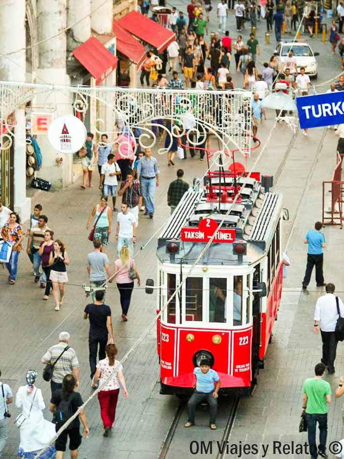 Tranvía rojo en la avenida Istiklal de Estambul, una escena clásica para incluir en que ver en Estambul en 3 dias.