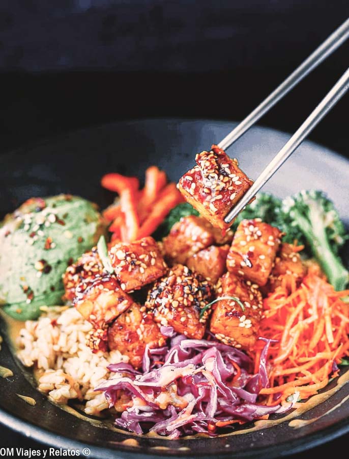 Bowl de tempeh con verduras, arroz y salsa, una propuesta gastronómica saludable para incluir al planificar qué ver y hacer en Bali por zonas.