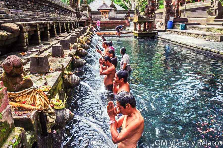 Ritual de purificación en las fuentes sagradas del templo Tirta Empul, una experiencia espiritual al planificar que ver y hacer en Bali por zonas.