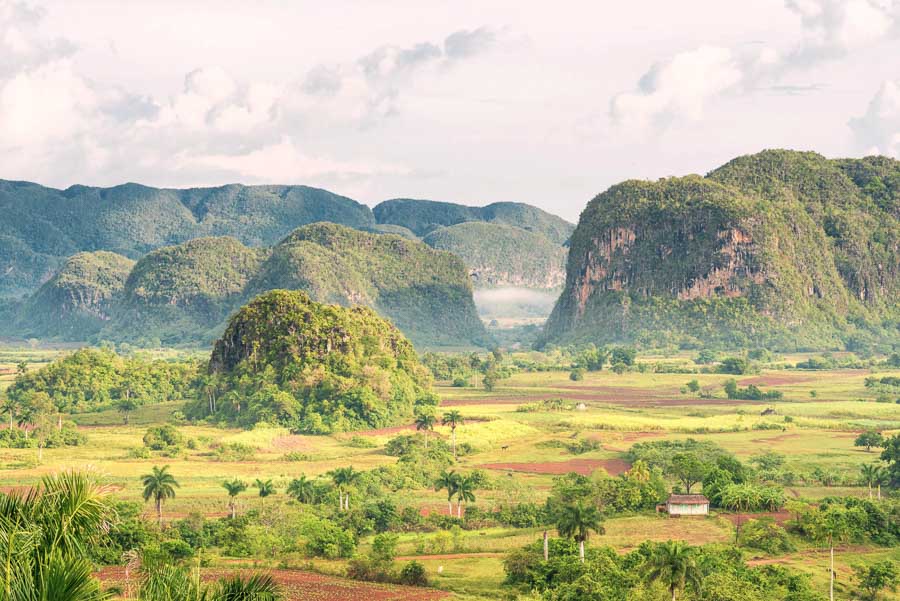 Valle de Viñales con mogotes y paisaje natural en una guía sobre que ver cerca de la Habana excursiones.