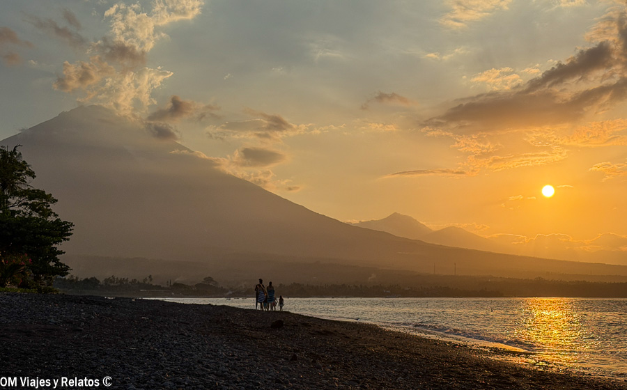 atardecer en Amed en nuestro tercer viaje a Bali por libre