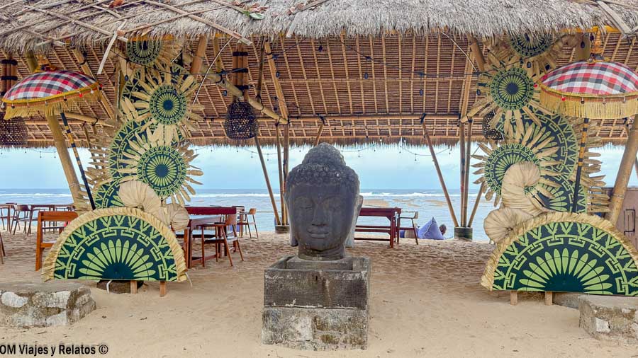 Decoración balinesa con una escultura de Buda en un chiringuito frente a Pandawa Beach, una de las mejores playas de Bali.
