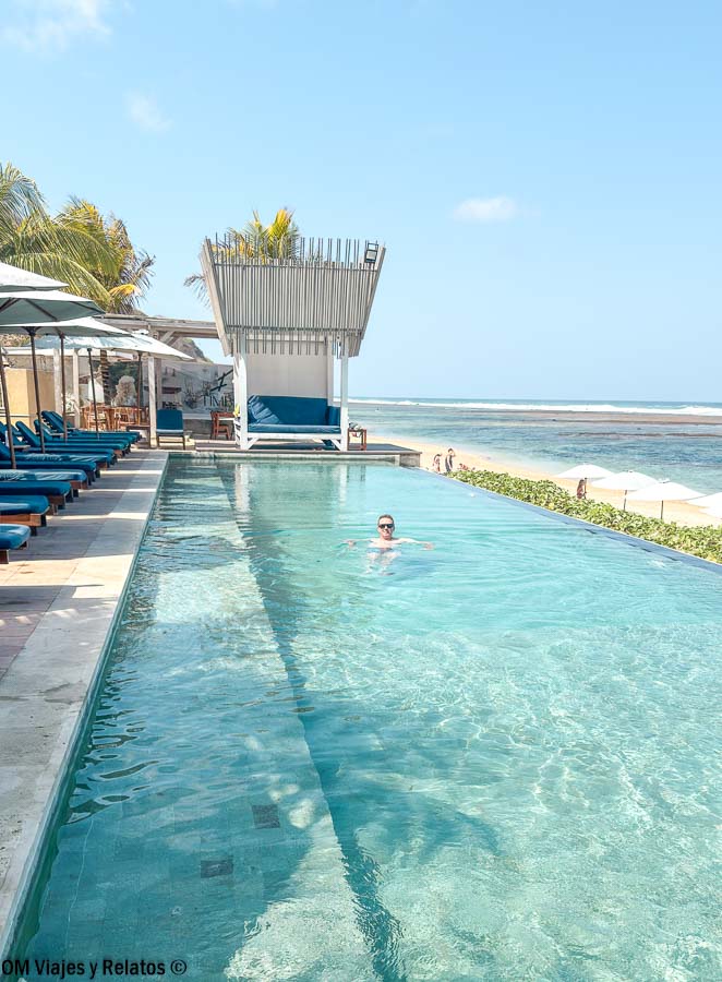 JC nadando en una piscina infinita frente a Pandawa Beach, una de las mejores playas de Bali para disfrutar del mar.