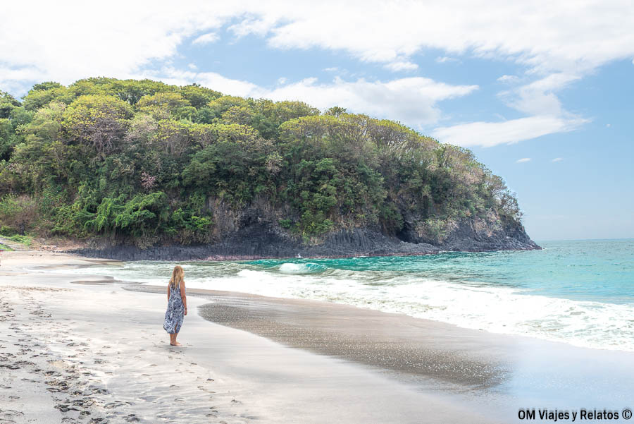 Una servidora paseando por Virgin Beach, una playa de arena clara, aguas turquesas y vegetación tropical entre las mejores playas de Bali.