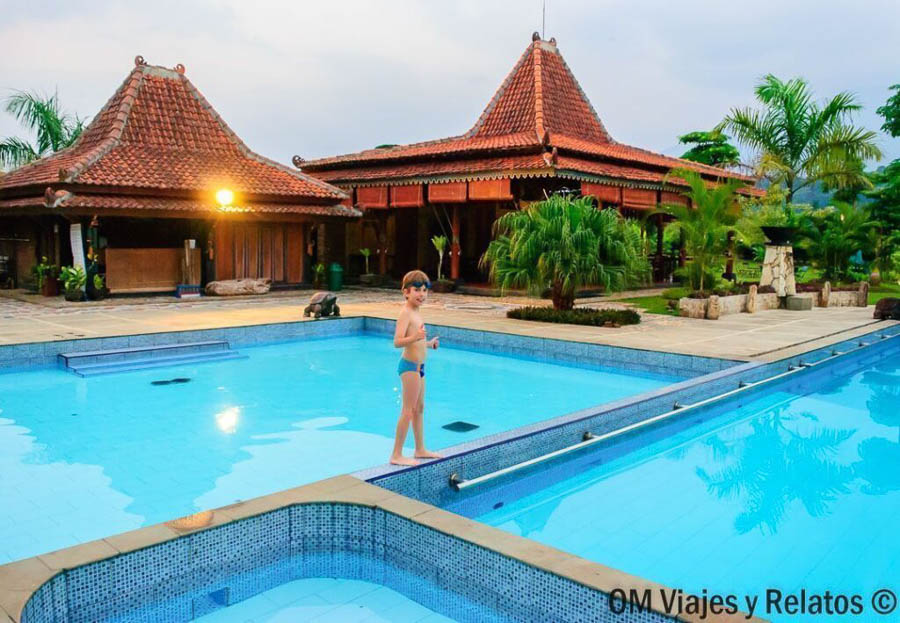 Nuestro alojamiento con piscina en Java durante el viaje por Indonesia en 15 días.