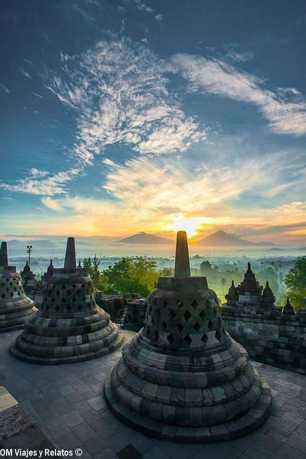 Estupas de Borobudur al amanecer con las montañas de Java al fondo