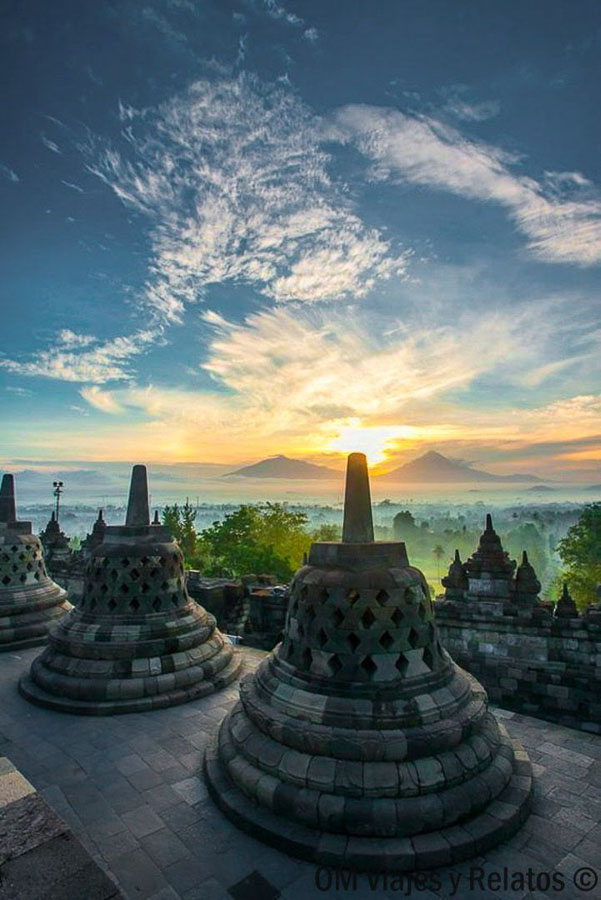 Amanecer entre las estupas de Borobudur con volcanes de Java al fondo