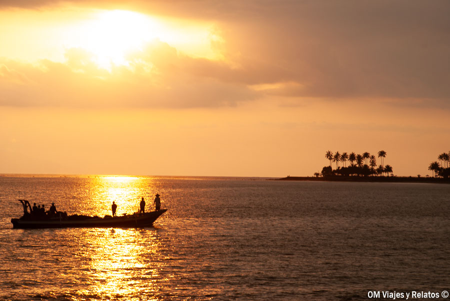 Atardecer sobre el mar con una embarcación durante nuestro viaje por Lombok
