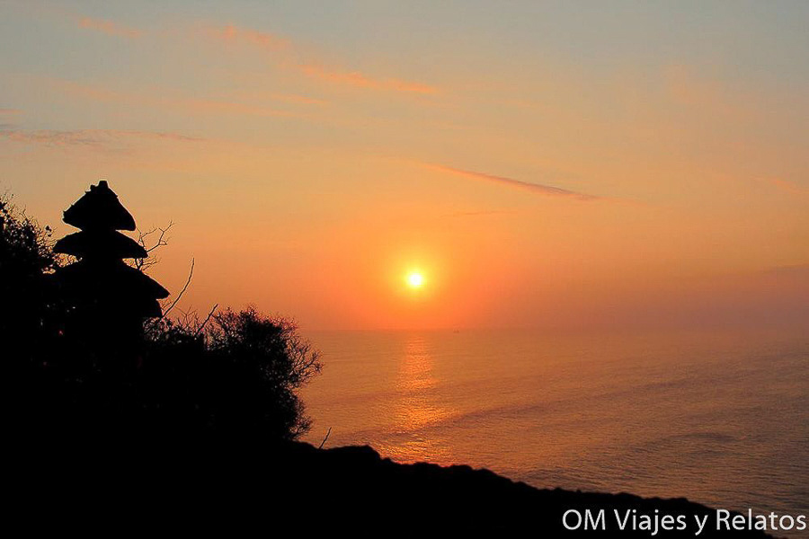 Atardecer sobre el océano junto al templo de Uluwatu durante nuestra ruta por Bali en 10 días