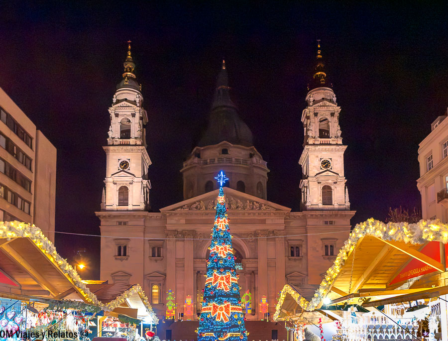 Mercado navideño y árbol iluminado frente a la Basílica de San Esteban en Budapest en Navidad