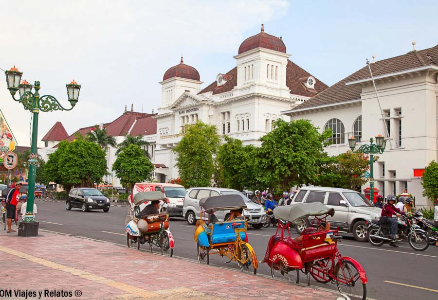 Becak tradicionales frente al edificio del Bank Indonesia en Yogyakarta durante nuestro viaje por Java