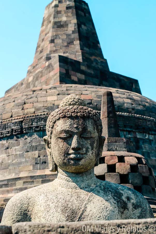 Figura de Buda frente a la gran estupa central de Borobudur