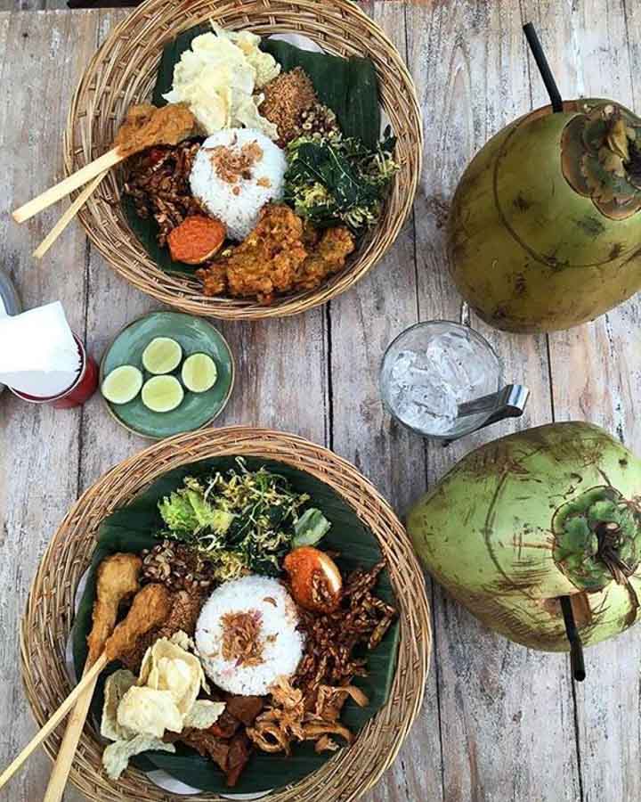 Platos de comida tradicional indonesia con arroz, verduras y coco durante nuestro viaje por Indonesia en 15 días.