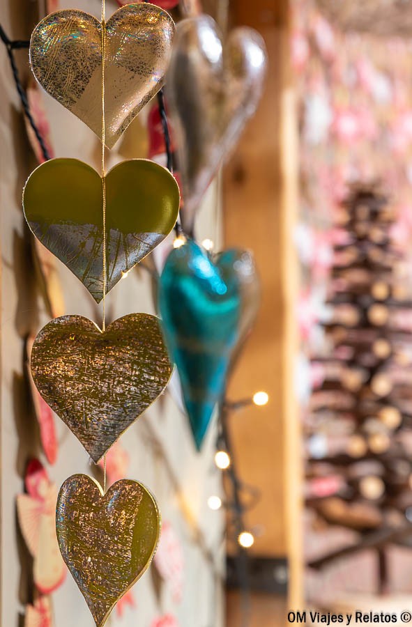 Adornos de corazones en un puesto del mercado navideño de Budapest