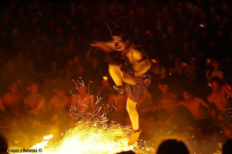 Espectáculo de danza Kecak con fuego en el templo de Uluwatu, Bali