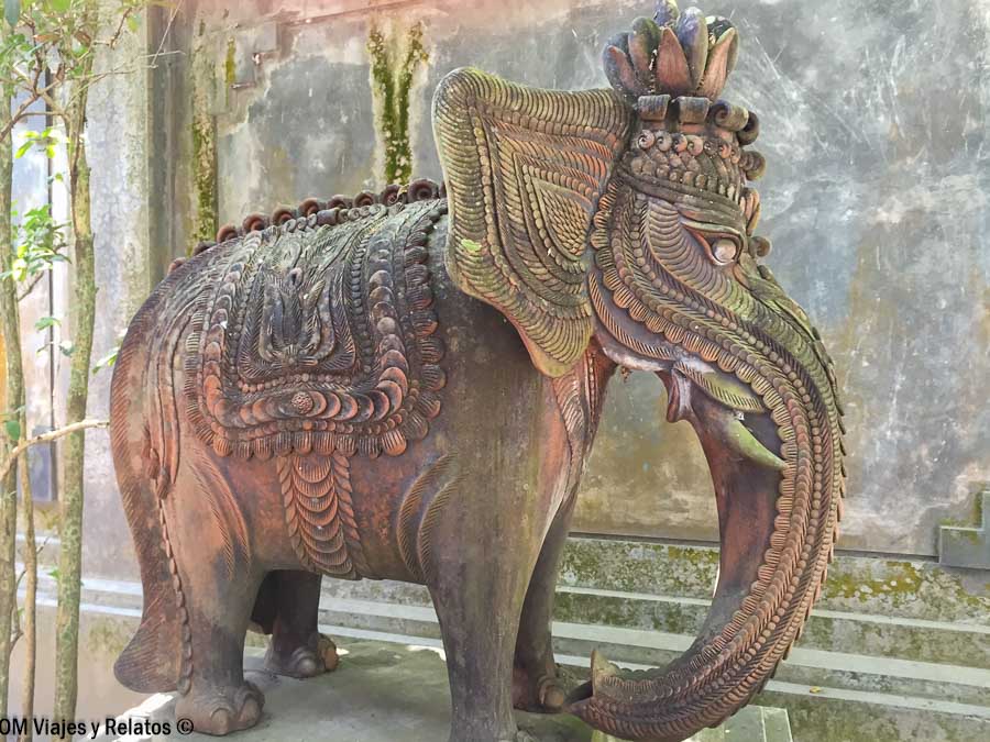 Escultura de elefante decorado en los alrededores de Borobudur