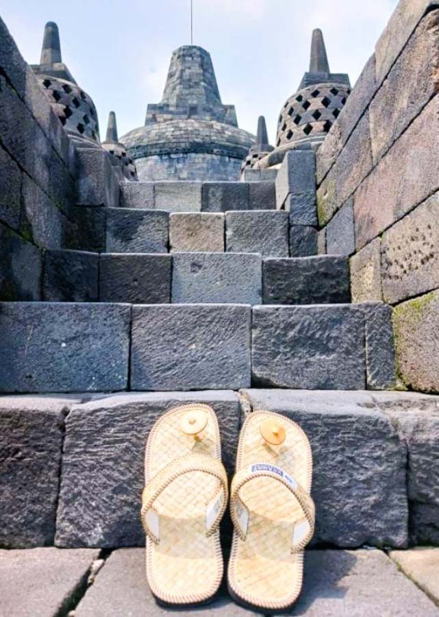 Sandalias Upanat antes de subir a las terrazas del templo de Borobudur