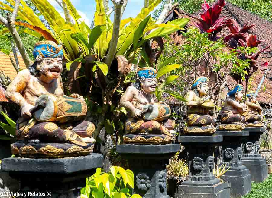 Esculturas de músicos tradicionales balineses entre vegetación tropical en Bali