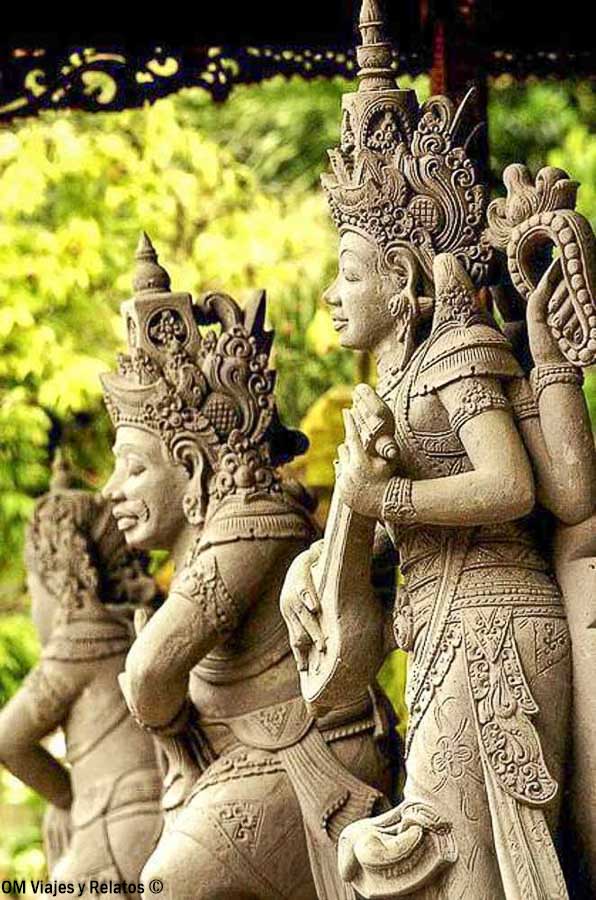 Esculturas tradicionales balinesas de figuras mitológicas talladas en piedra