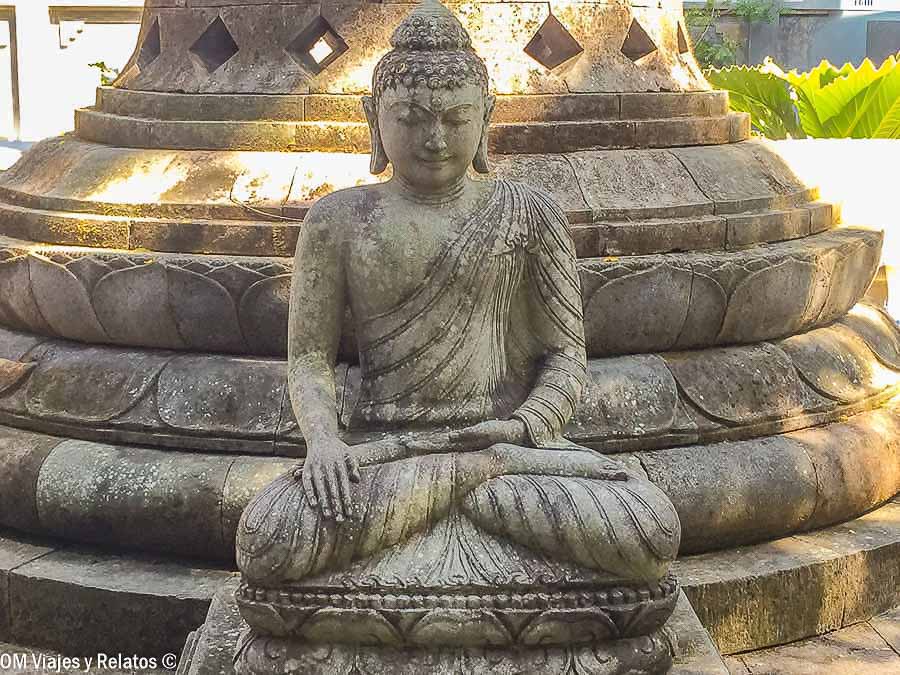 Estatua de Buda en Borobudur durante nuestro viaje por Java