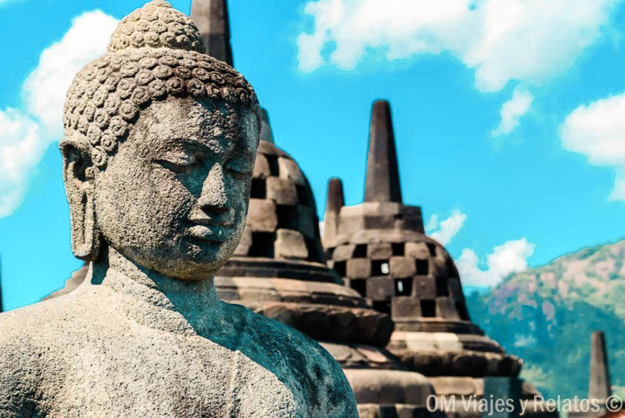 Figura de Buda frente a las estupas de Borobudur en Java