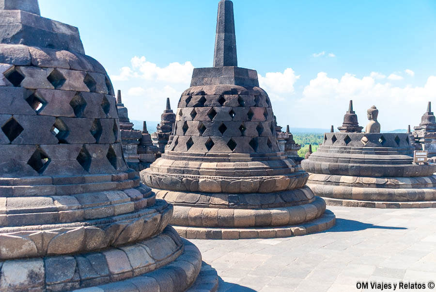 Estupas de piedra en las terrazas superiores del templo de Borobudur