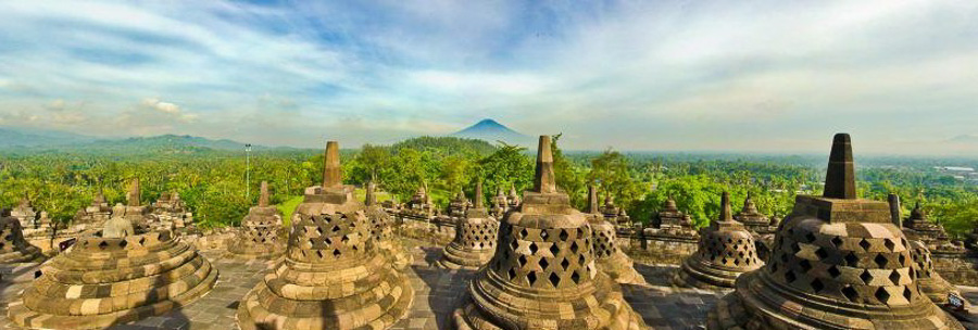 Panorámica de las estupas de Borobudur con el paisaje volcánico de Java al fondo