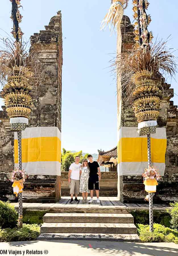Foto familiar de OM Viajes y Relatos frente a una puerta tradicional balinesa durante nuestro viaje por Bali