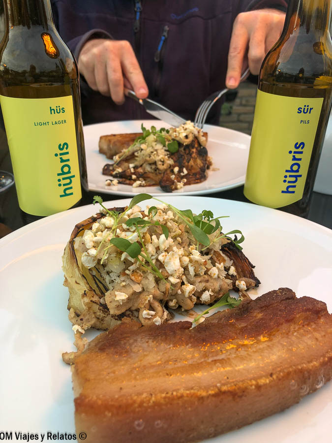 Plato de carne con verduras y cerveza artesanal en un restaurante de Budapest