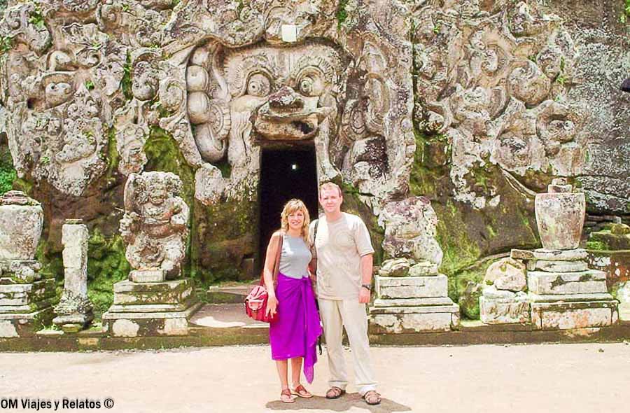 Foto en pareja de OM Viajes y Relatos frente a la entrada de Goa Gajah, la Cueva del Elefante, durante nuestra ruta por Bali en 10 días
