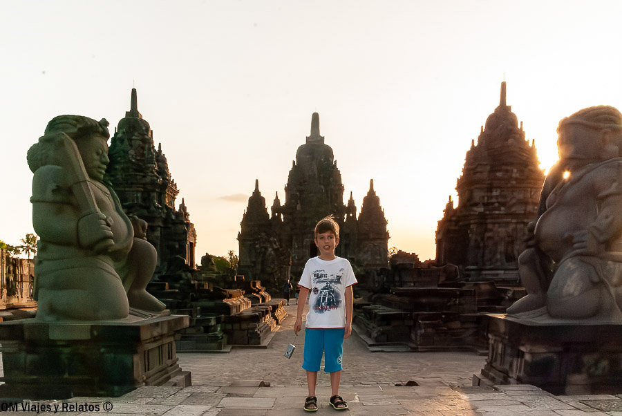 Nuestro hijo en el templo de Prambanan al atardecer durante el viaje por Java