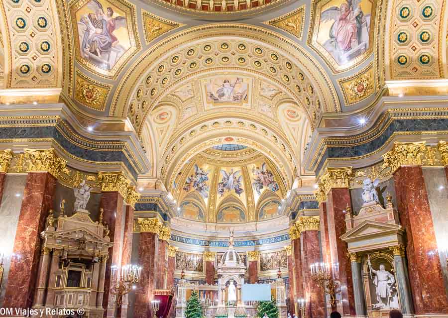 Interior de la Basílica de San Esteban de Budapest con frescos y decoración dorada