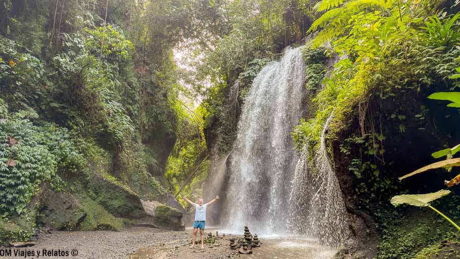 JC frente a una cascada rodeada de selva durante nuestra ruta por Bali en 10 días