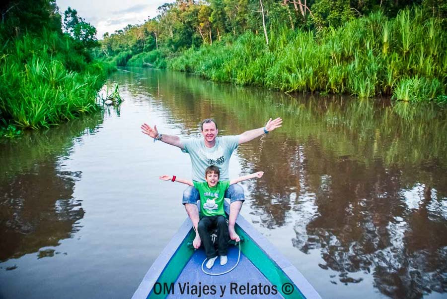 JC y Raúl navegando por un río de Kalimantan durante nuestra aventura en Borneo.