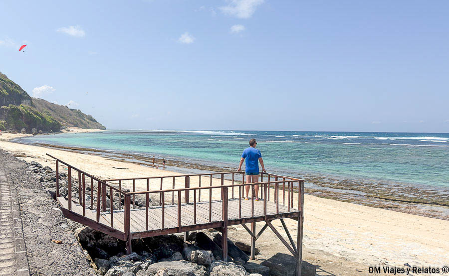 Foto de JC contemplando el mar desde una playa del sur de Bali