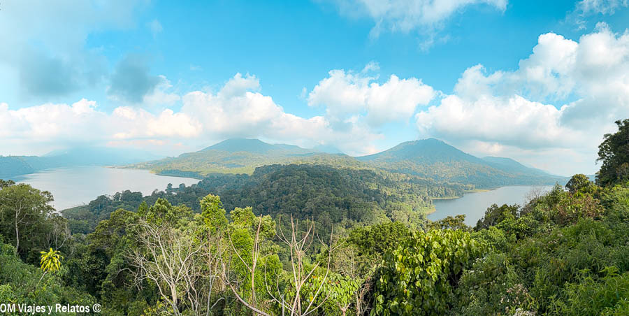 Vistas panorámicas de los lagos gemelos Buyan y Tamblingan rodeados de montañas y vegetación en Bali