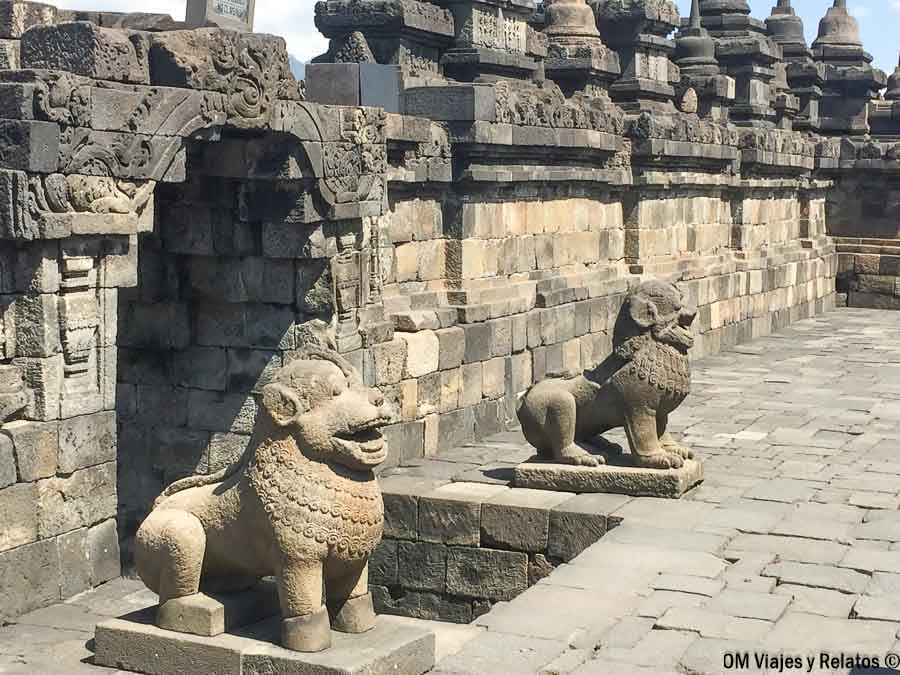 Esculturas de guardianes de piedra en una de las terrazas de Borobudur