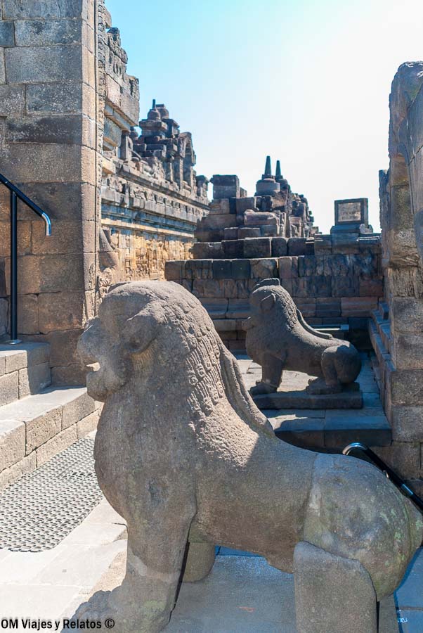 Esculturas de leones guardianes en los accesos de piedra de Borobudur