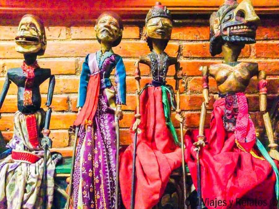 Marionetas tradicionales de Indonesia expuestas durante nuestra ruta por Indonesia en 15 días.